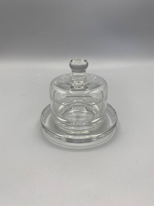 Beurrier individuel à cloche en verre pressé transparent, vue de face, cloche fermée, prise bouton à collerette