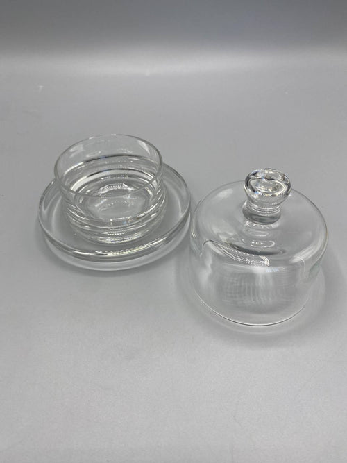 Beurrier ouvert, plateau rond à bord relevé et cloche retournée, verre pressé incolore, belle transparence