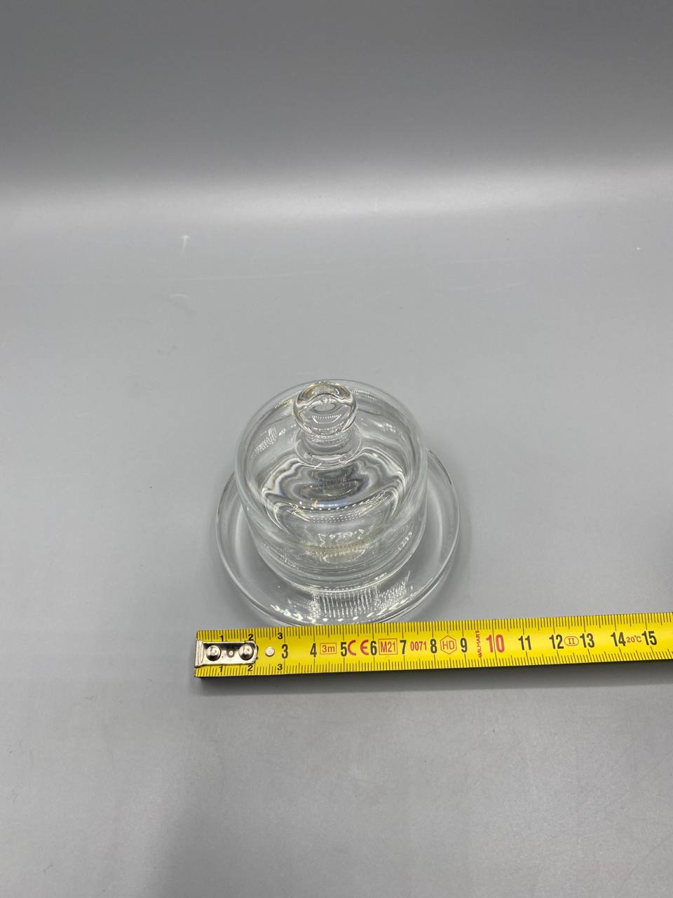 Beurrier à cloche avec mètre ruban, diamètre plateau environ 12 cm, vue de dessus