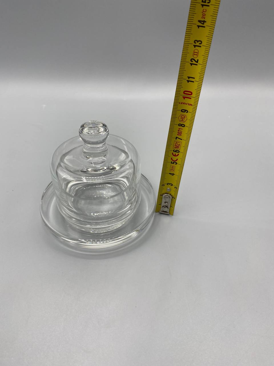 Beurrier à cloche avec mètre ruban, hauteur cloche fermée environ 8 cm, vue de profil