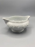 Bol à bouillon porcelaine blanche, vue de face, deux oreilles verseuses, décor relief guirlande fruits et feuillages
