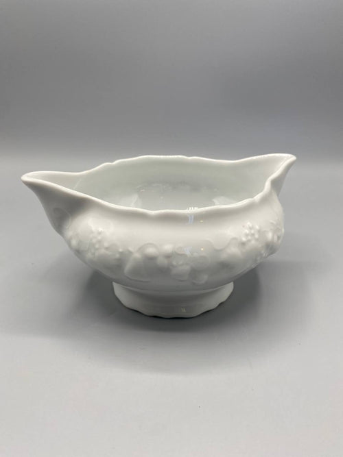 Bol à bouillon porcelaine blanche, vue de face, deux oreilles verseuses, décor relief guirlande fruits et feuillages