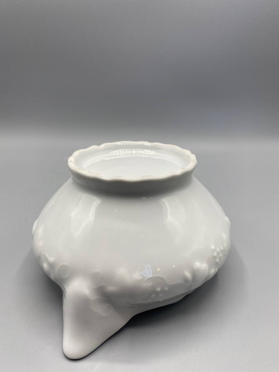 Bol à bouillon retourné, fond plat à pied annulaire festonné, porcelaine blanche sans marque visible