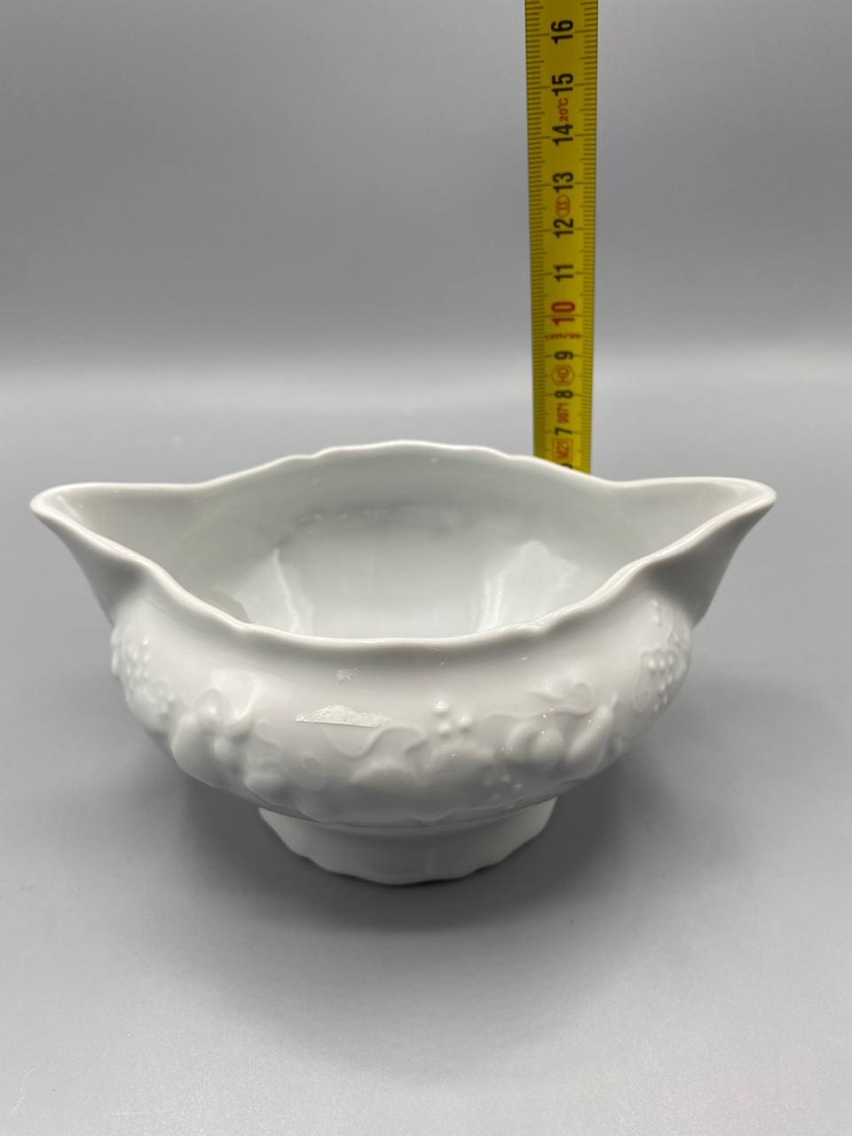 Bol à bouillon avec mètre ruban, hauteur environ 6 cm, vue de profil, oreille verseuse visible