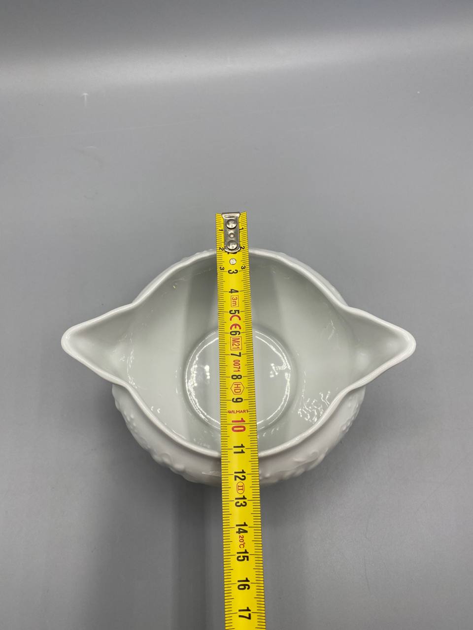 Bol à bouillon avec mètre ruban, diamètre environ 12 cm, vue de dessus, intérieur blanc brillant