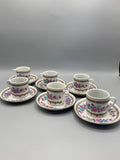 Service 6 tasses à café et sous-tasses porcelaine Jie Pai, vue d'ensemble, décor roses roses et bleues, frises géométriques dorées