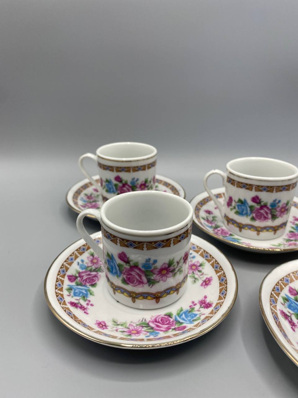 Gros plan 3 tasses et sous-tasses Jie Pai, décor floral roses et petites fleurs colorées, liseré doré sur le bord