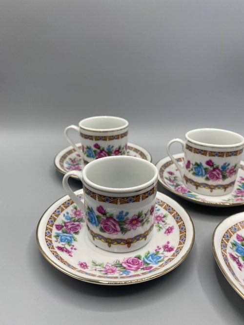 Gros plan 3 tasses et sous-tasses Jie Pai, décor floral roses et petites fleurs colorées, liseré doré sur le bord