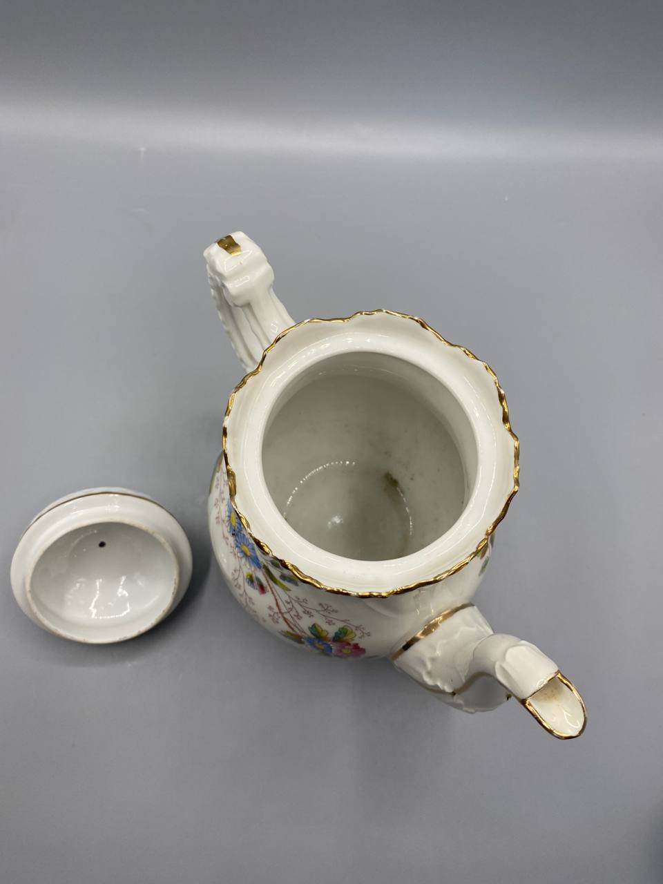Cafetière ouverte, intérieur émaillé blanc, couvercle retourné, fond sans marque visible