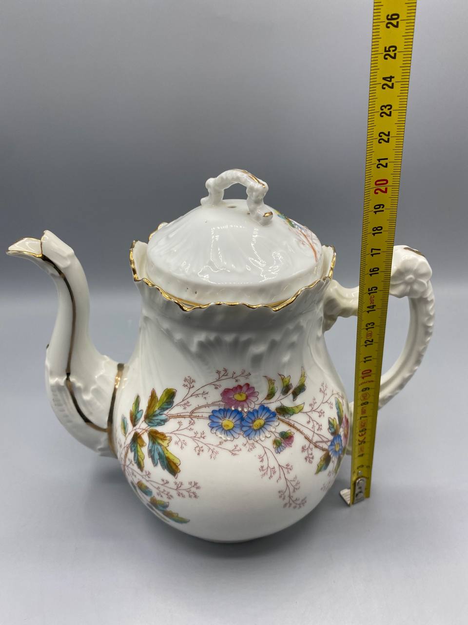 Cafetière avec mètre ruban, hauteur couvercle fermé environ 20 cm, vue de face