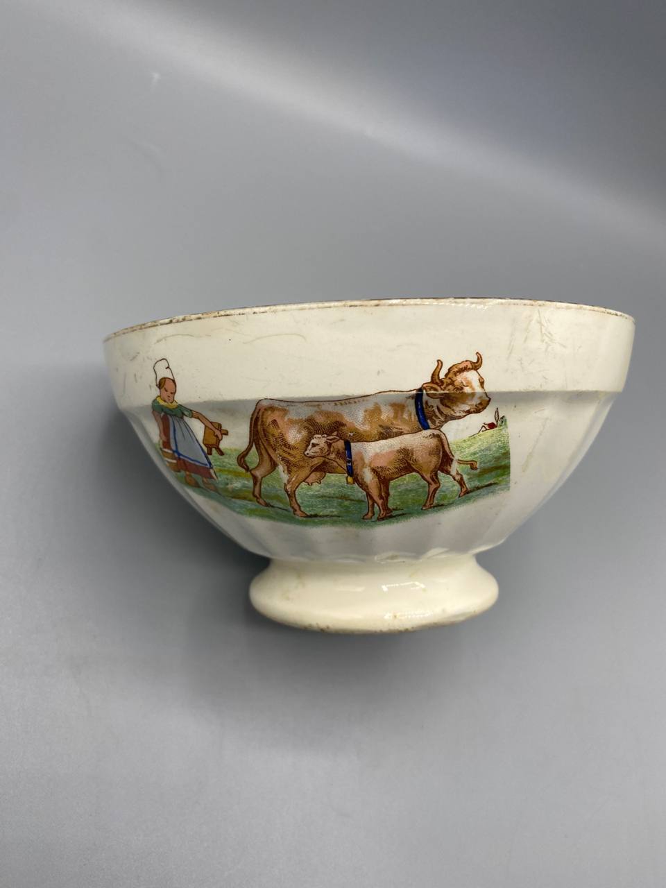 Bol ancien Digoin Sarreguemines, vue de face, décor pastoral vache et veau conduits par une paysanne, paysage vert