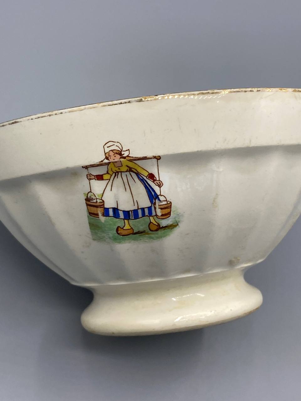 Bol Digoin Sarreguemines, vue de côté, décor laitière hollandaise en costume traditionnel portant une palanche avec deux seaux