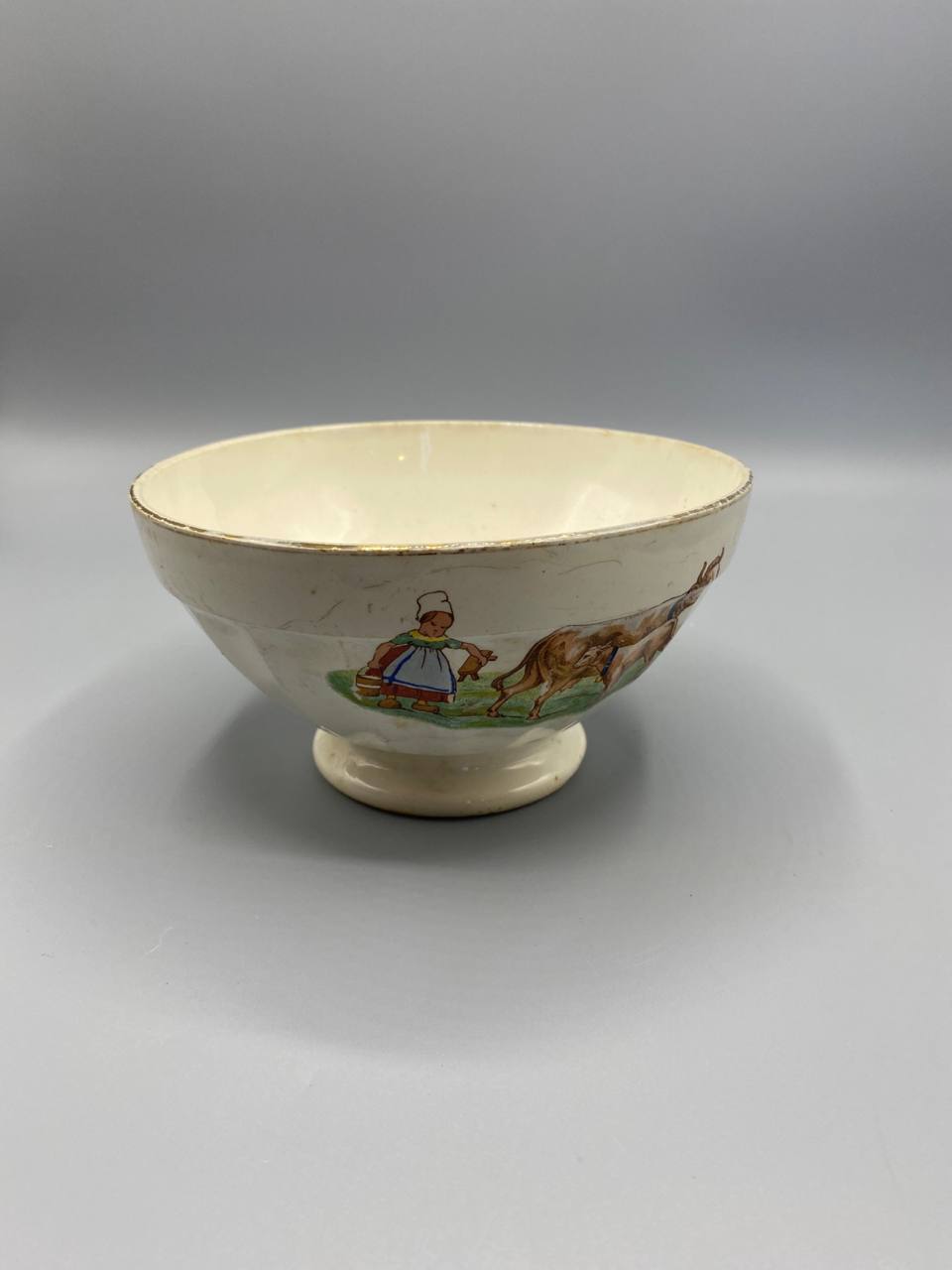 Bol Digoin Sarreguemines, vue de trois quarts, forme à facettes sur piédouche, liseré doré sur le bord, faïence ivoire