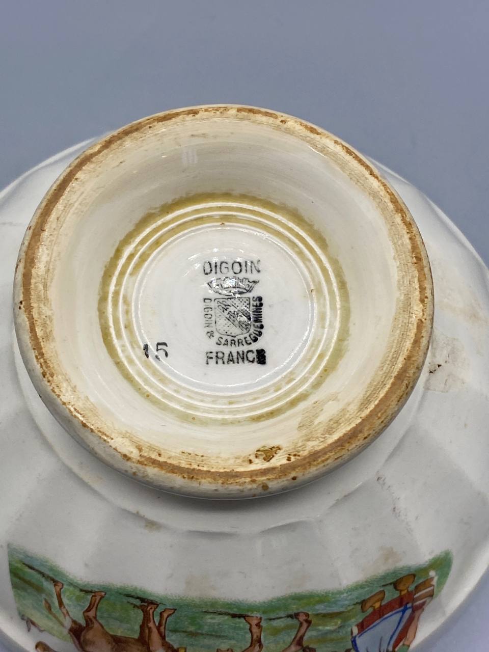 Fond du bol, cachet Digoin Sarreguemines France, numéro de moule 15, fond en terre cuite non émaillée