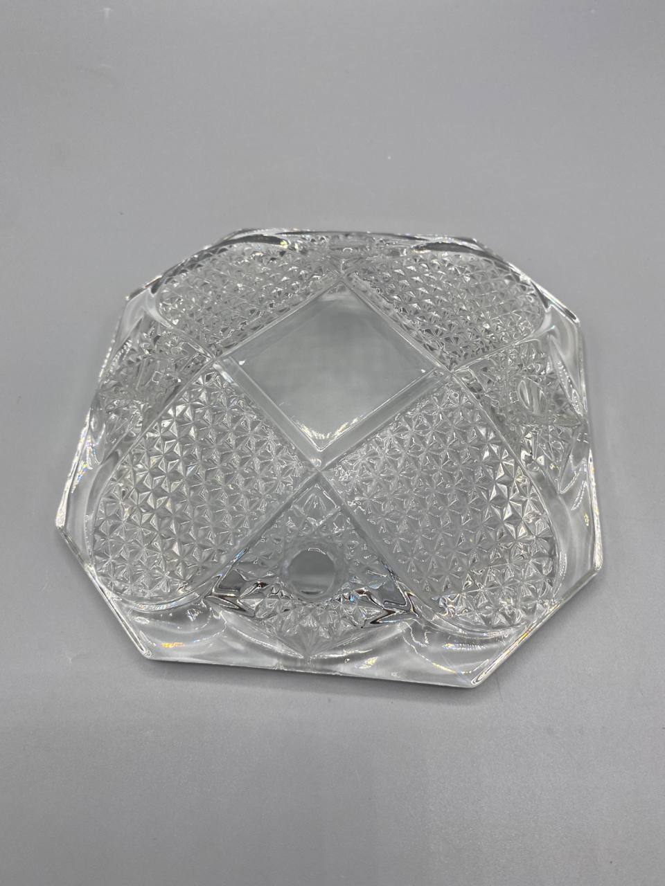 Cendrier cristal, vue du fond, taille pointes de diamant visible en transparence, fond épais, forme octogonale à pans coupés