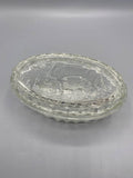 Beurrier verre pressé transparent, vue de trois quarts, couvercle à cloche avec vache au pré en relief, plateau ovale godronné