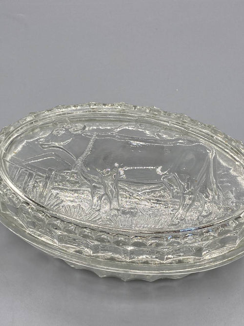 Beurrier verre pressé, vue de face, décor vache et clôture en relief sur le couvercle, belle transparence du verre