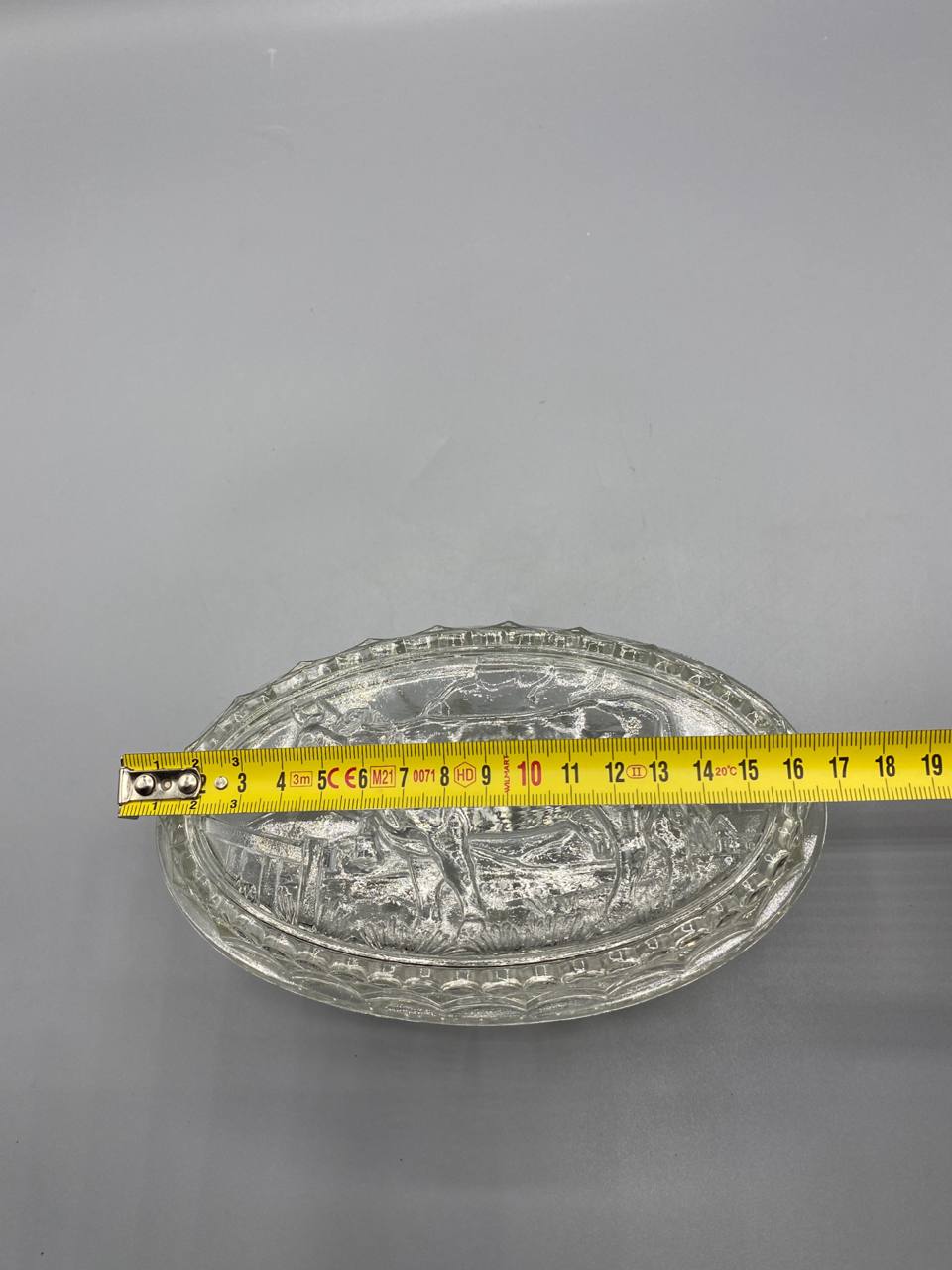 Beurrier verre pressé transparent avec mètre ruban, longueur plateau environ 17 cm, vue de dessus