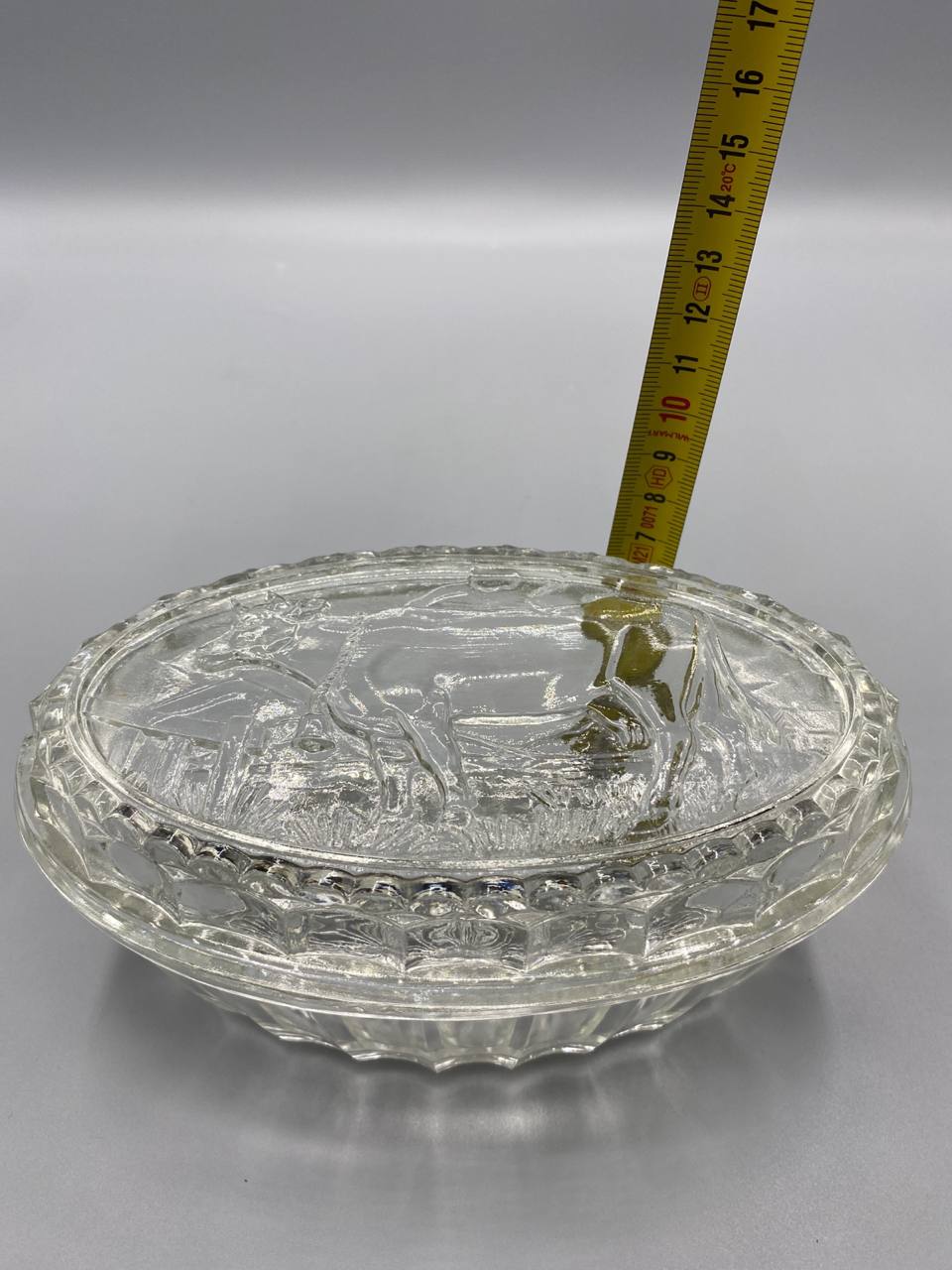 Beurrier verre pressé avec mètre ruban, hauteur couvercle fermé environ 9 cm, vue de profil
