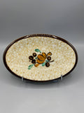 Ravier ovale Boch La Louvière, vue de face, décor Cotton fond moucheté crème, bouquet stylisé ocre vert brun, bordure brun chocolat