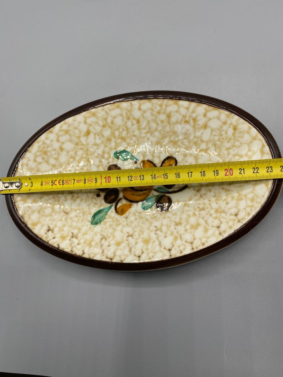 Ravier ovale Boch avec mètre ruban, longueur environ 22 cm, vue de dessus, décor Cotton moucheté visible