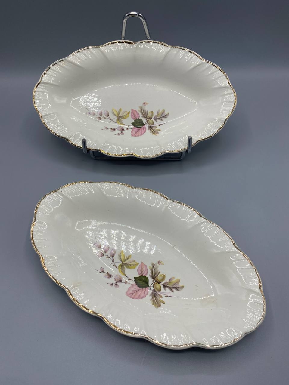 2 raviers ovales Digoin Sarreguemines décor Vigny, vue d'ensemble, forme festonnée godronnée, décor botanique roses et gris, liseré doré