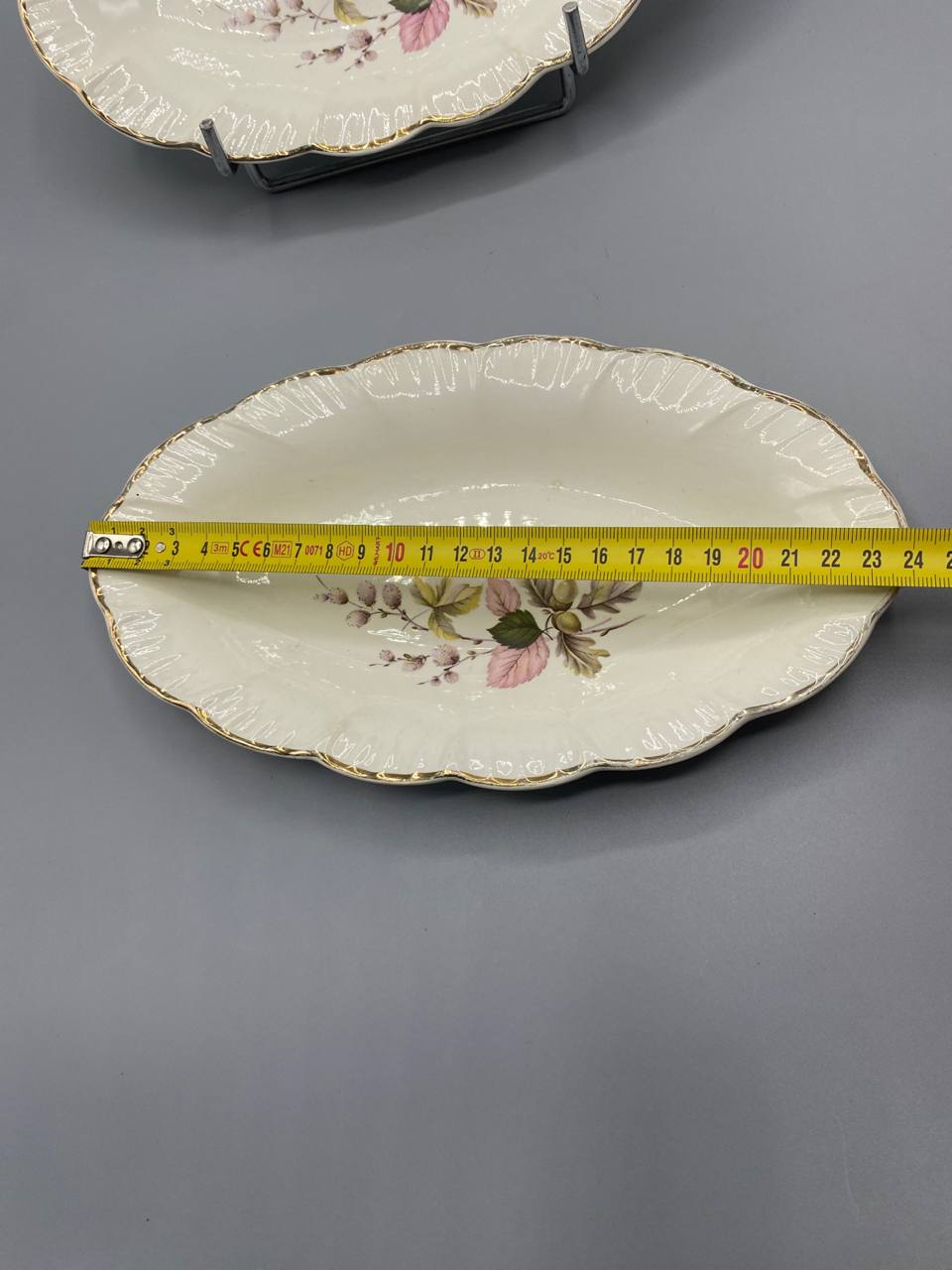 Ravier ovale Digoin Sarreguemines avec mètre ruban, longueur environ 24 cm, vue de dessus, décor Vigny feuilles et baies visible