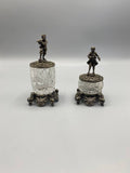 Paire de moutardiers Belle Époque, vue de face, cristal taillé sur socle métal argenté, couvercles figurines joueur de flûte et gentilhomme XVIIIe