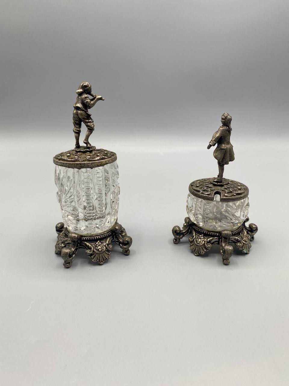 Paire de moutardiers, vue de dos, taille spirale et côtes sur les corps en cristal, figurines vues de dos, socles à pieds boules