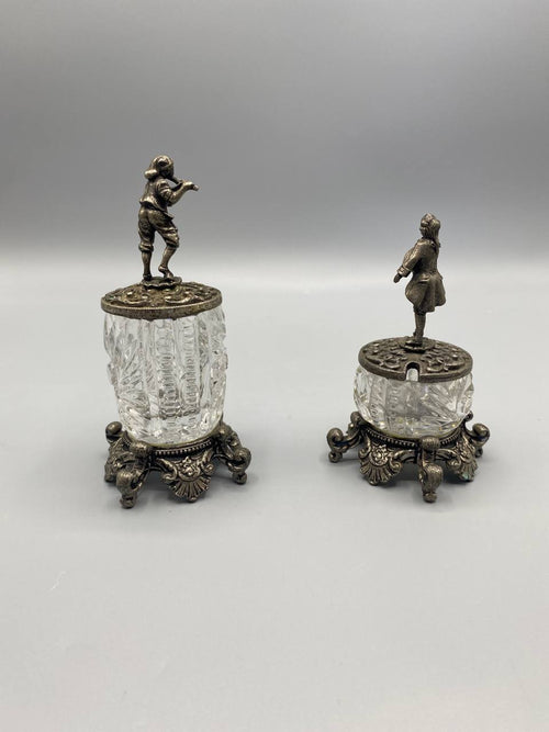 Paire de moutardiers, vue de dos, taille spirale et côtes sur les corps en cristal, figurines vues de dos, socles à pieds boules
