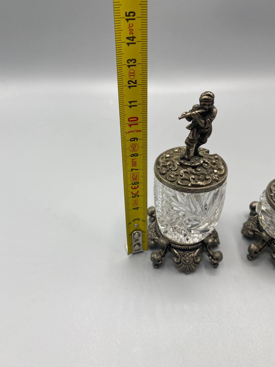 Grand moutardier avec mètre ruban, hauteur totale environ 10 cm, figurine joueur de flûte sur couvercle ajourné