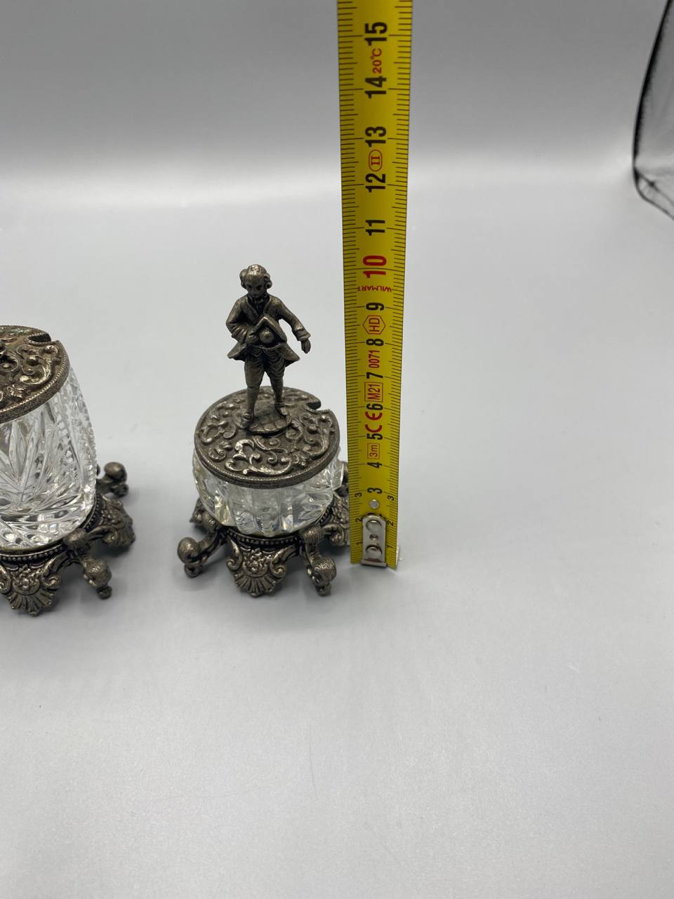Petit moutardier avec mètre ruban, hauteur totale environ 8 cm, figurine gentilhomme XVIIIe sur couvercle métal argenté