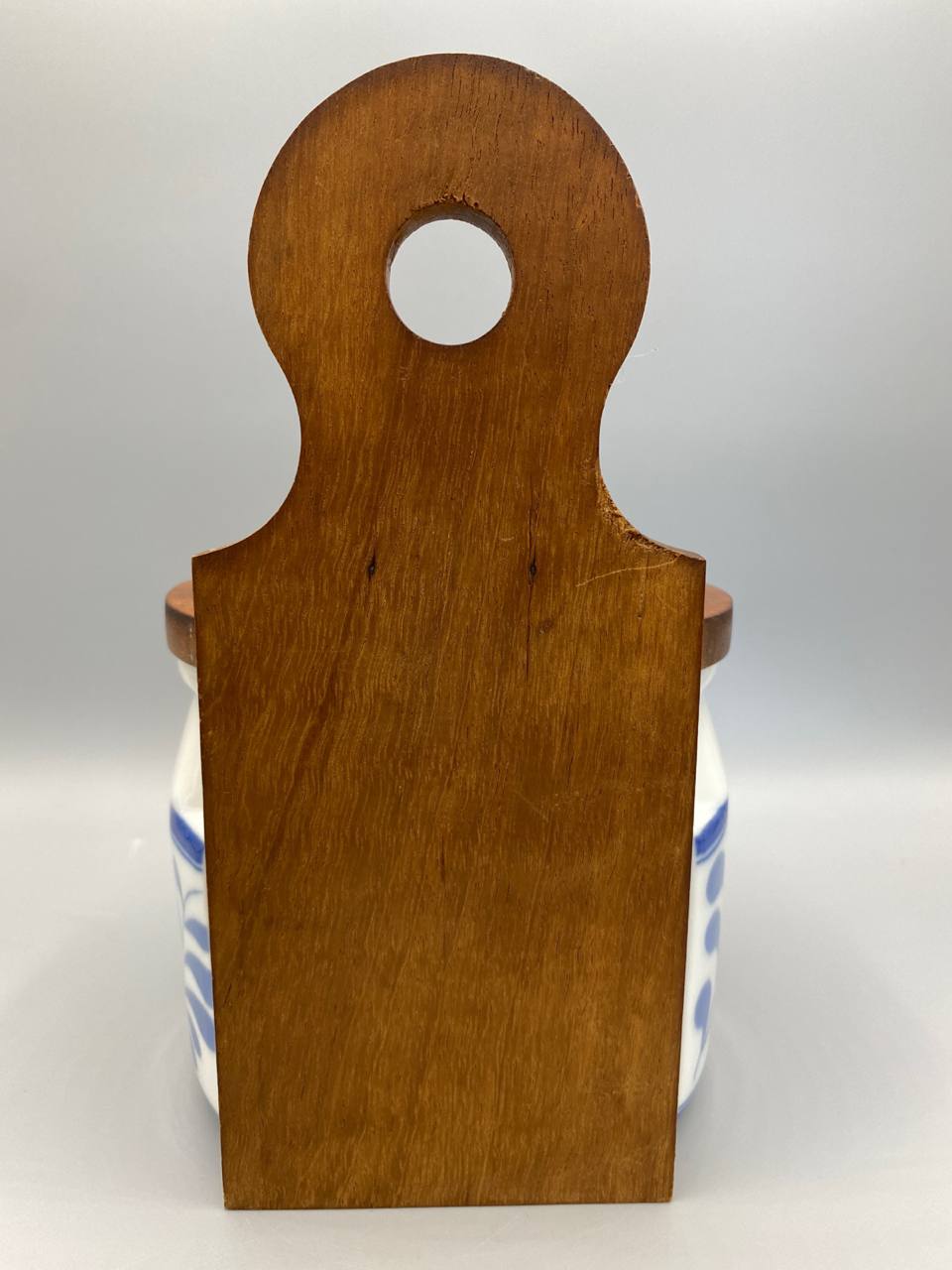 Fond de la boîte à sel, cachet Petrus Regout Maastricht en bleu, numéro 82, faïence blanche émaillée