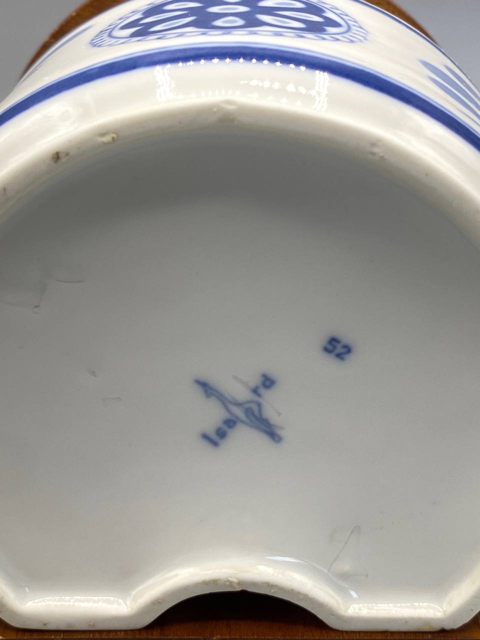 Intérieur de la boîte à sel, couvercle bois ouvert, inscription "sal" en bleu sur la faïence, intérieur blanc émaillé