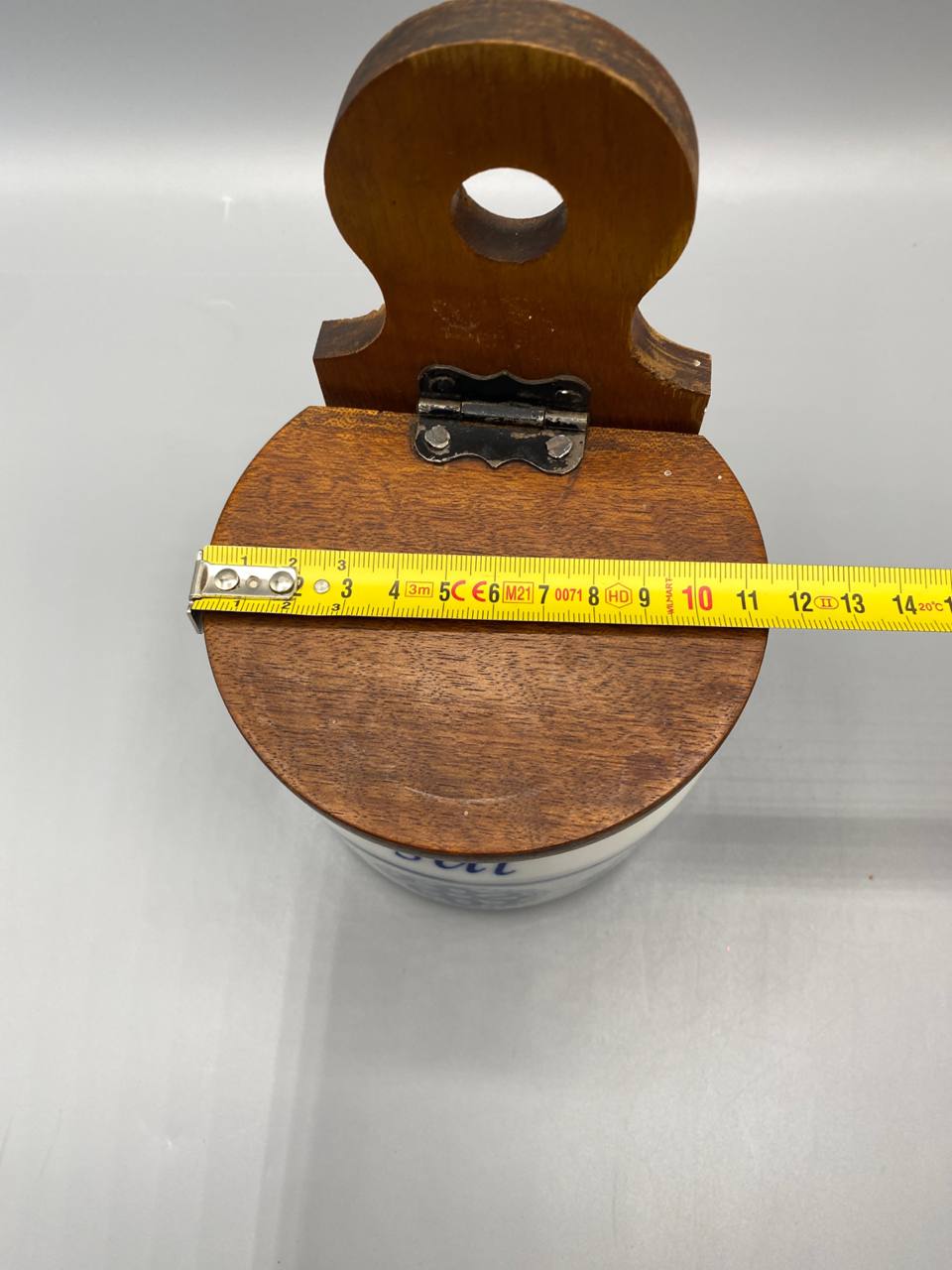 Boîte à sel Petrus Regout vue de dessus avec mètre ruban, profondeur environ 11 cm support compris, bois brun patiné