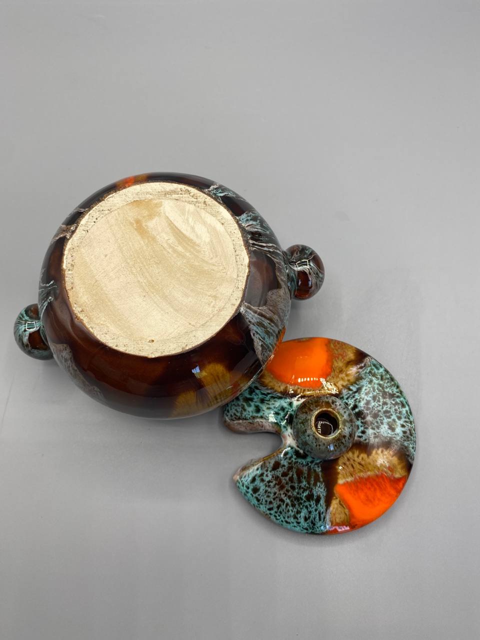 Fond du pot Vallauris, large pied plat en terre cuite chamois non émaillée, sans marque, couvercle à côté face turquoise