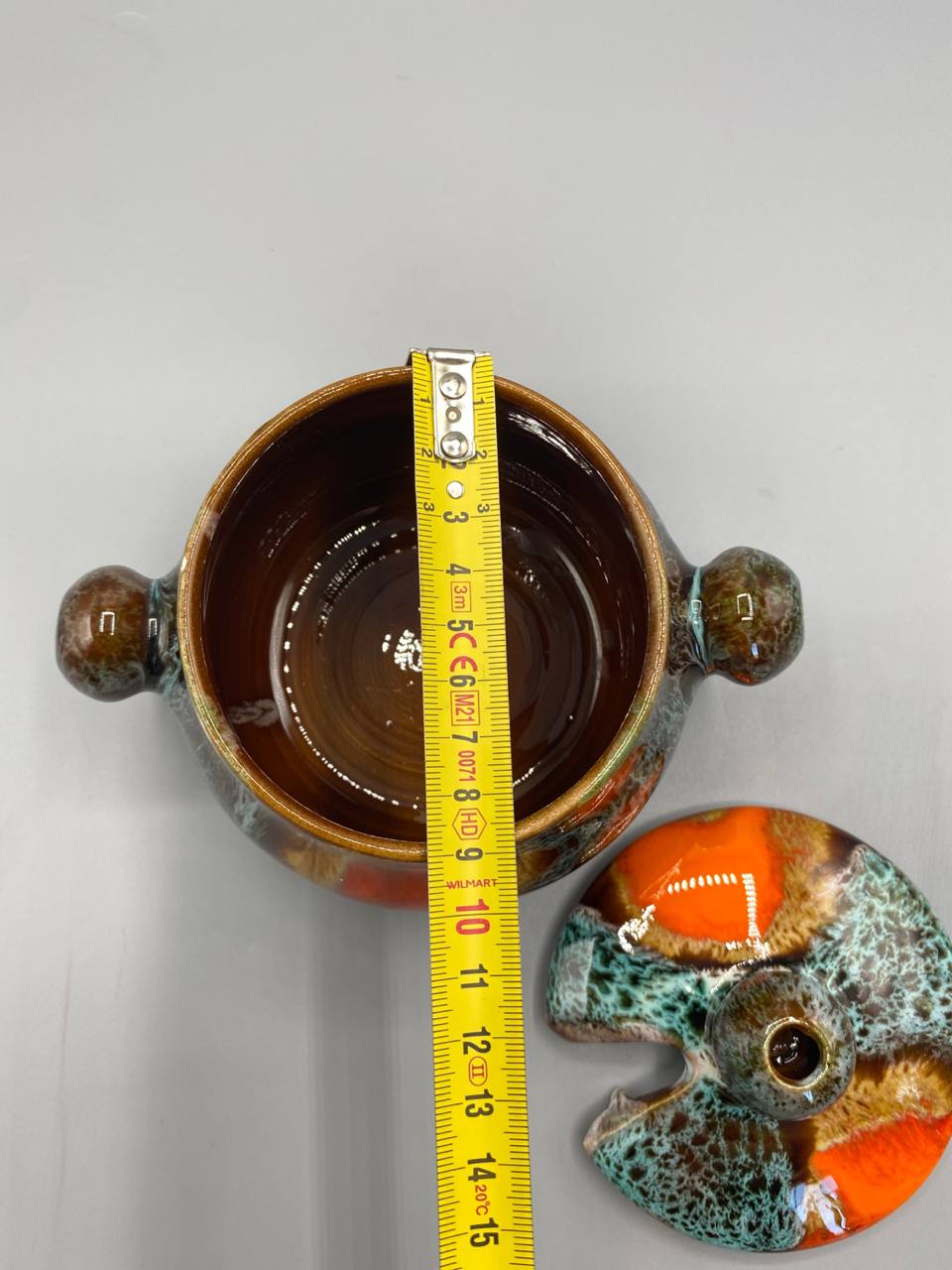 Pot Vallauris ouvert avec mètre ruban, diamètre intérieur environ 12 cm, vue de dessus, émail brun caramel