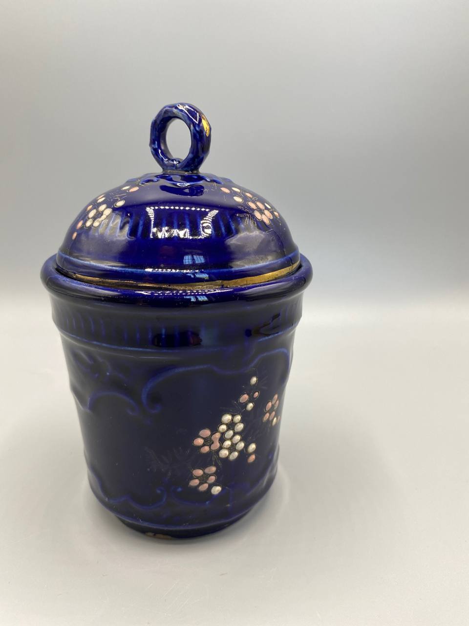 Pot couvert faïence bleu cobalt, vue de profil, couvercle bombé avec filet doré à la jonction, décor barbotine visible sur le corps