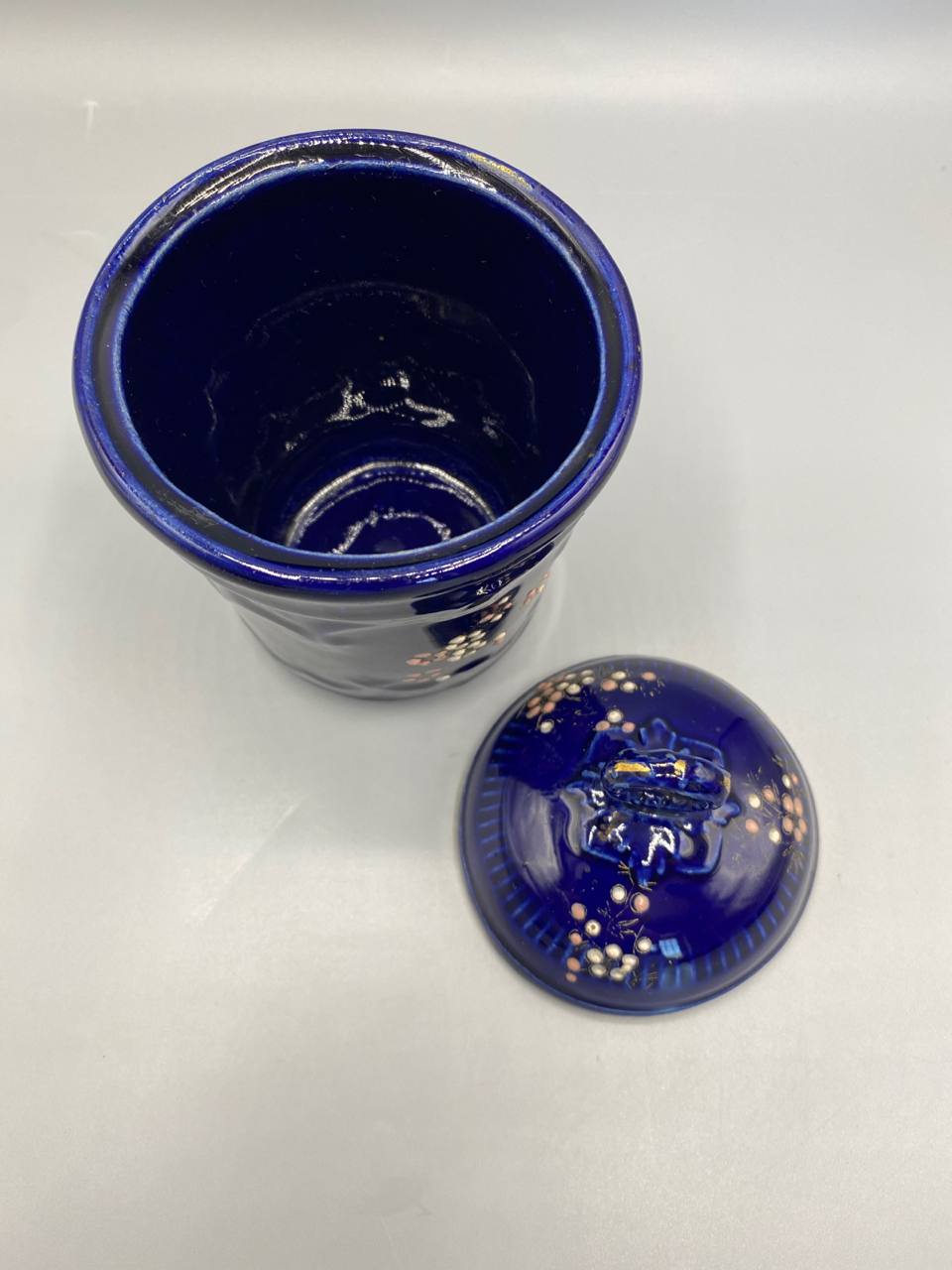 Pot ouvert vu de dessus, intérieur émaillé bleu cobalt brillant, couvercle retourné montrant la marque incisée et l'intérieur bleu