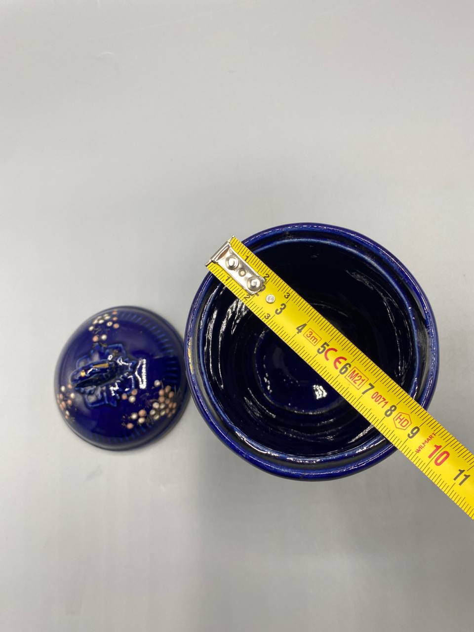 Pot ouvert avec mètre ruban, diamètre intérieur environ 9 cm, vue de dessus, émail bleu cobalt profond