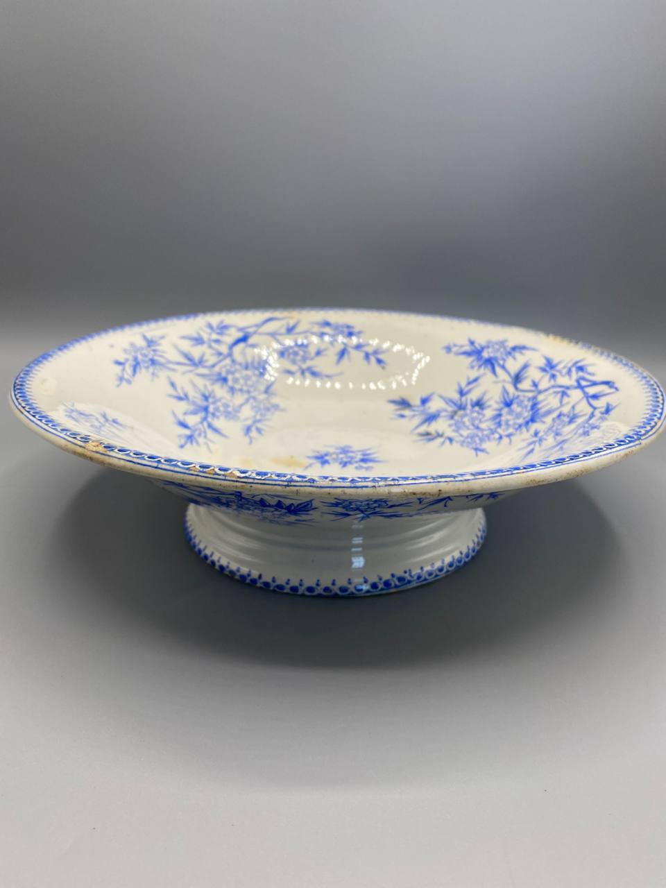 Compotier Creil et Montereau, vue de face, décor japonisant bambou et fleurs de prunier bleu sur fond ivoire, frise perlée au bord