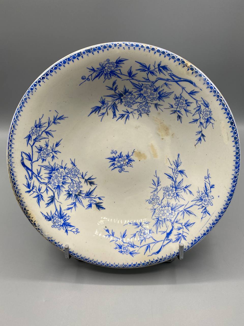 Compotier Creil et Montereau, vue rapprochée du décor, rameaux de bambou et grappes de fleurs de prunier imprimés en bleu profond