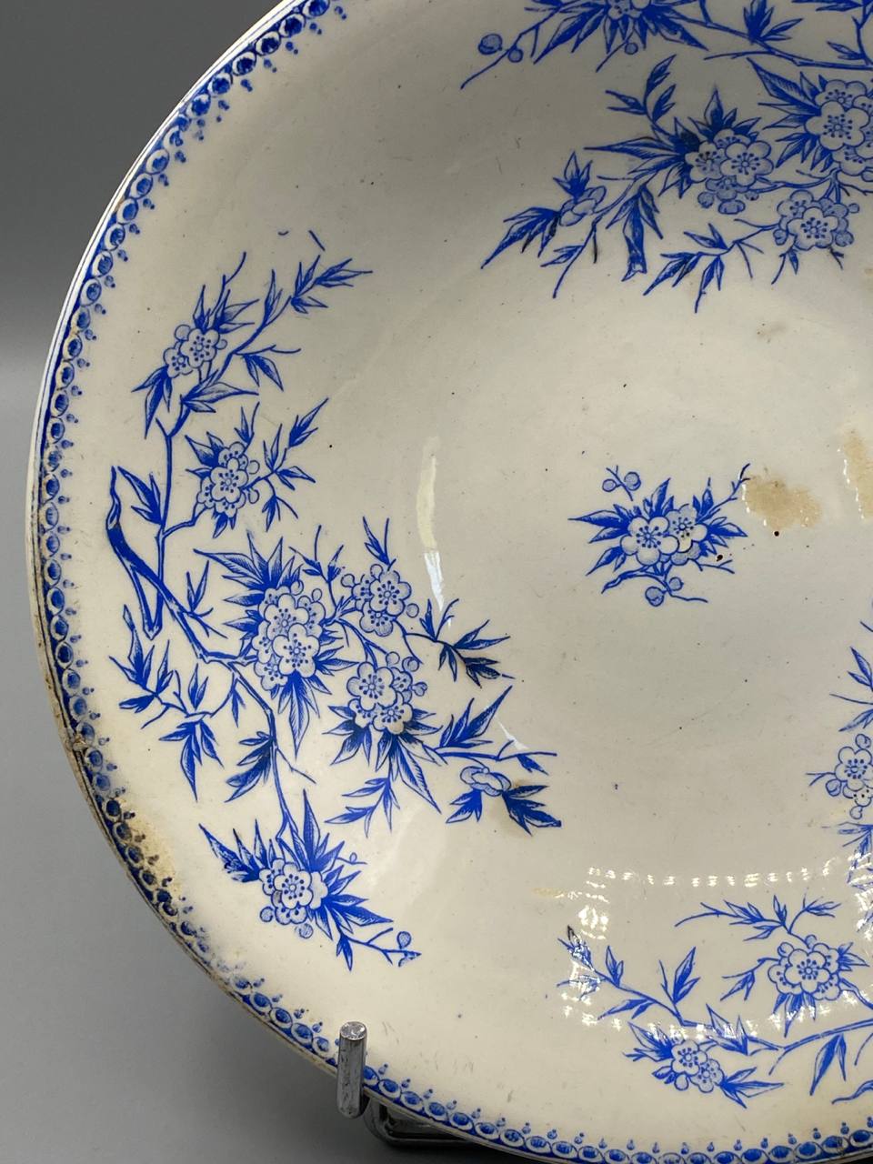 Compotier vu de dos, piédouche annulaire émaillé blanc, cachet bleu Creil et Montereau visible au centre du fond