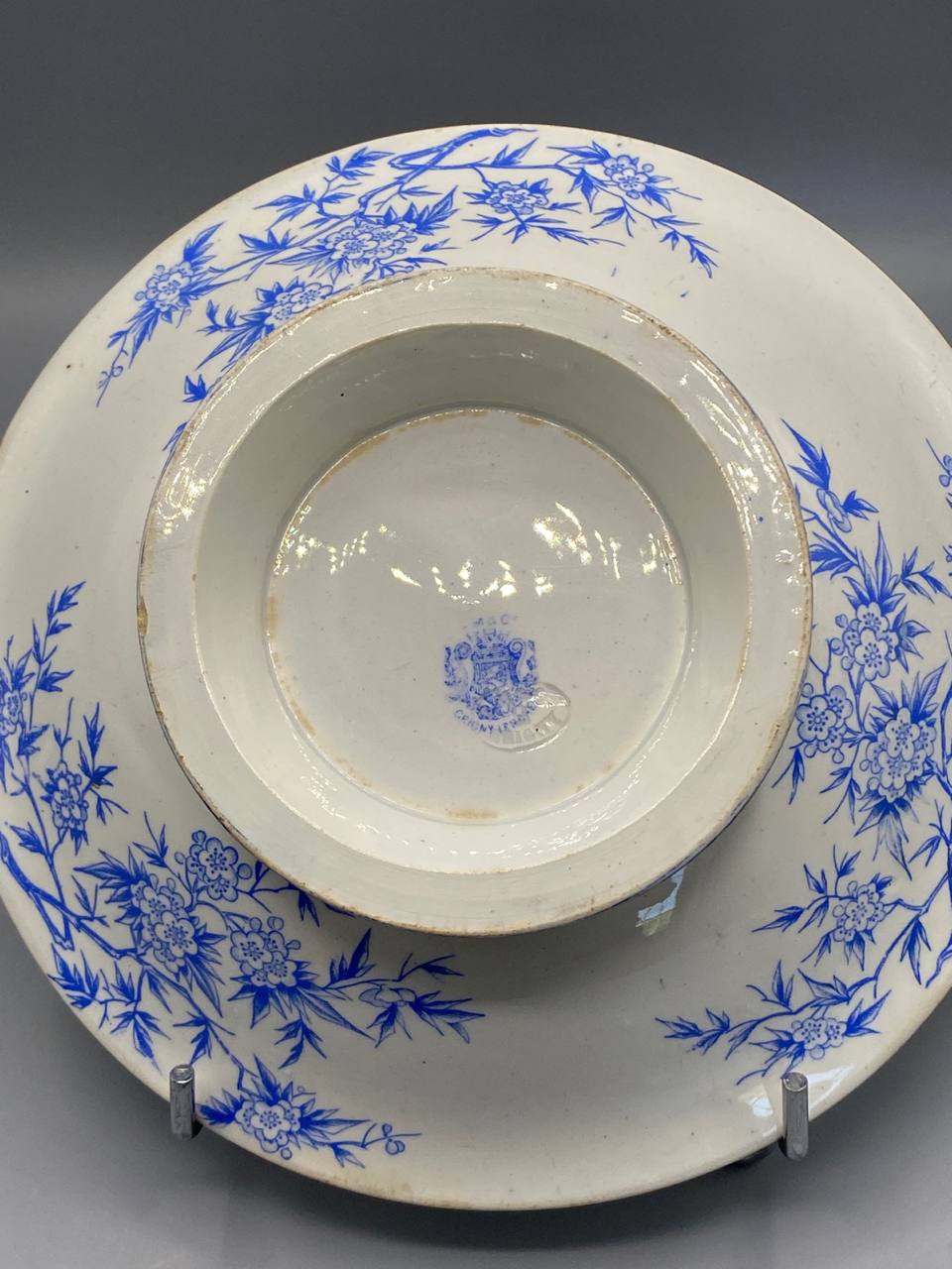 Cachet manufacture Creil et Montereau, armoiries avec couronne et lions, inscription circulaire en bleu, gros plan