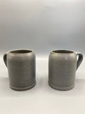2 chopes à bière en grès salé Betschdorf Remmy Fils, vue de face, forme cylindrique droite, teintes gris beige et gris-bleu