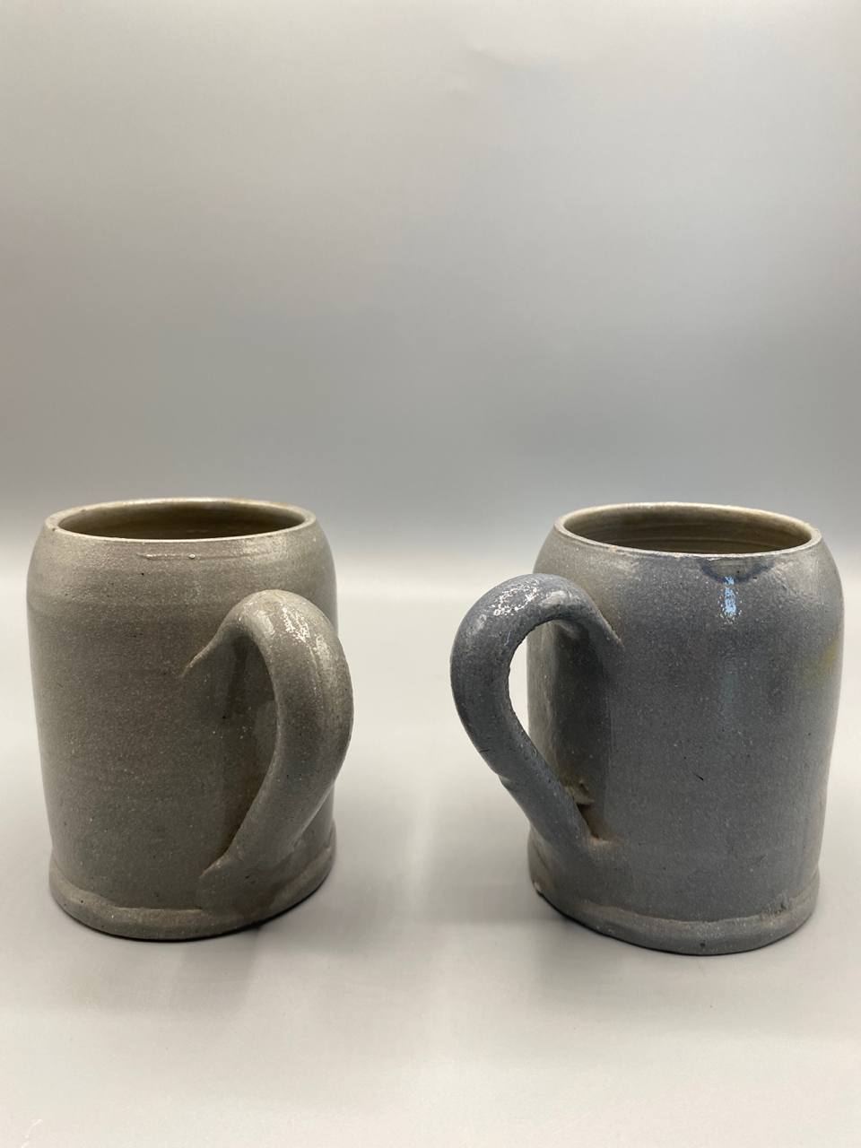 2 chopes Betschdorf Remmy Fils, vue de dos, anses en ruban aplati, différence de teinte visible entre les deux pièces
