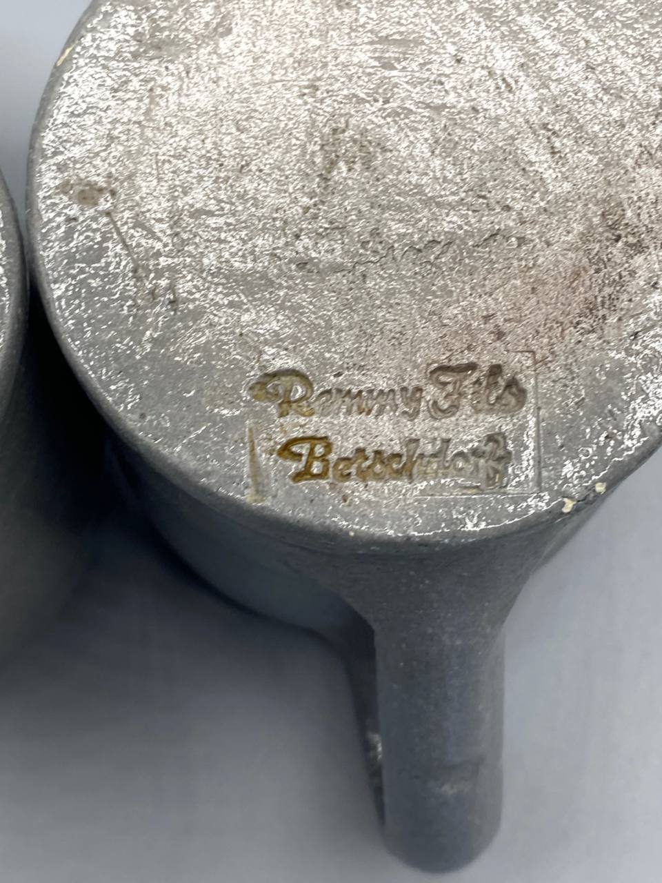 Fond des chopes, cachet incisé Remmy Fils Betschdorf en lettres cursives dorées sur grès gris