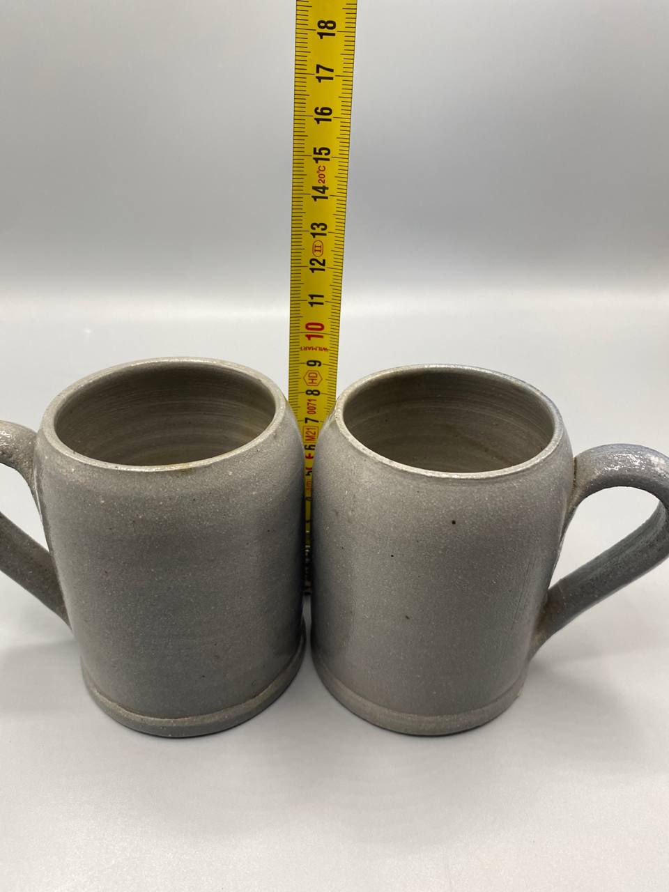 2 chopes Betschdorf avec mètre ruban, hauteur environ 12 cm, vue de face, grès salé gris et gris-bleu