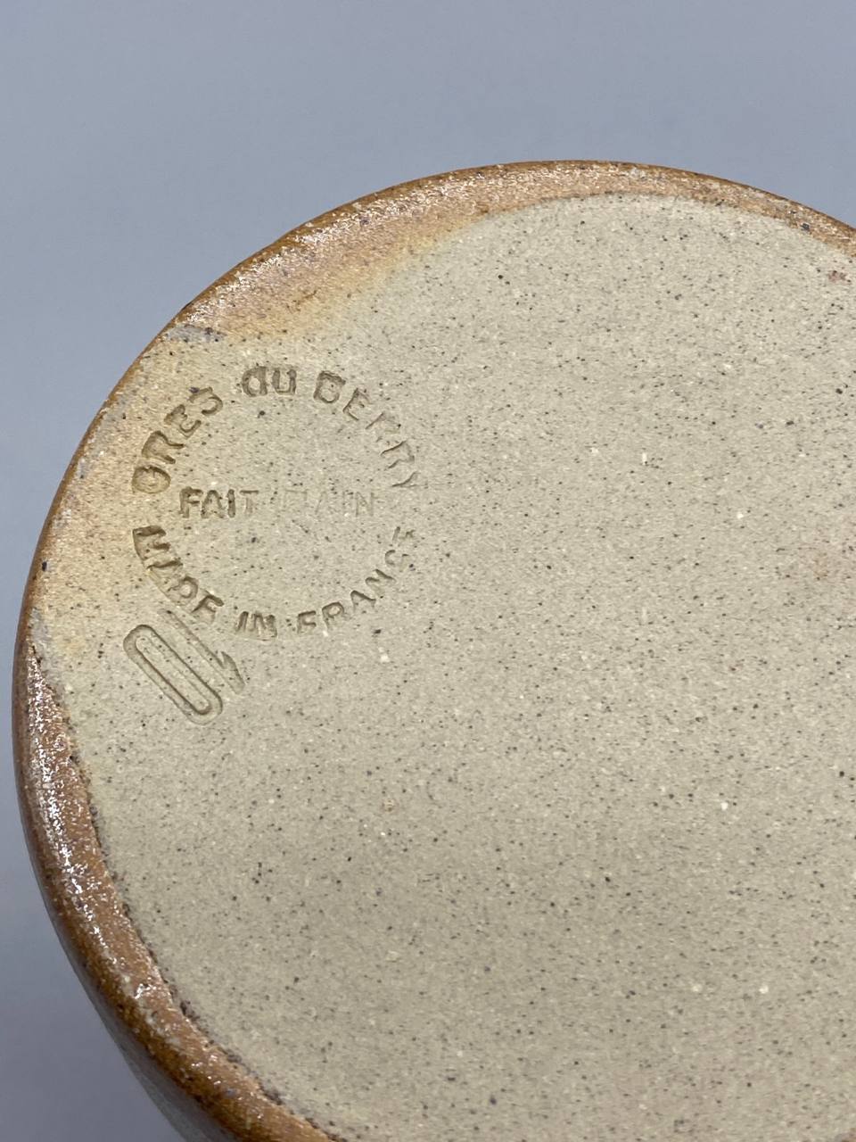 Fond du pichet, cachet imprimé Grès du Berry, Fait Main, Made in France, logo circulaire sur grès beige