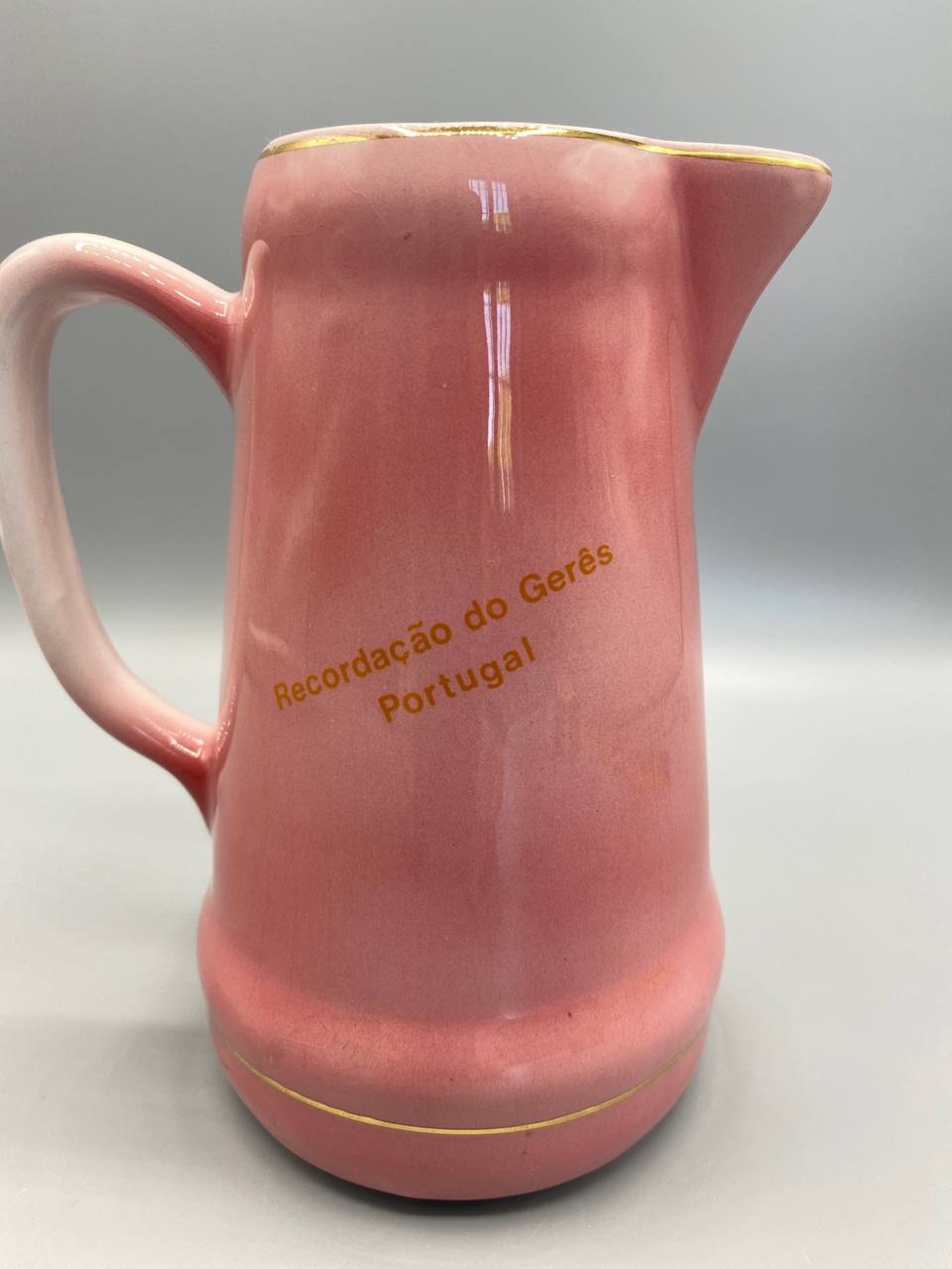 Pichet faïence rose, face arrière, inscription dorée Recordação do Gerês Portugal en lettres cursives, émail rose brillant